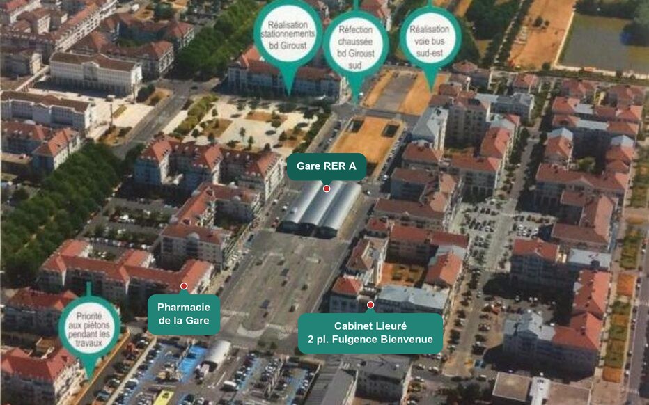 Vue aérienne de la place Fulgence Bienvenue avec le cabinet Benjamin Lieuré, la Pharmacie de la Gare et la gare RER A repérés